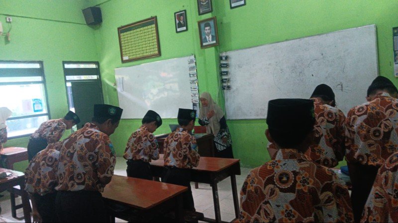 Membiasakan mengucapkan salam adalah perekat persaudaraan (ukhuwah) dan doa keselamatan