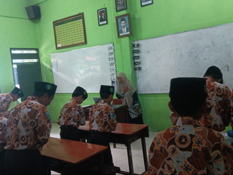 Membiasakan mengucapkan salam adalah perekat persaudaraan (ukhuwah) dan doa keselamatan